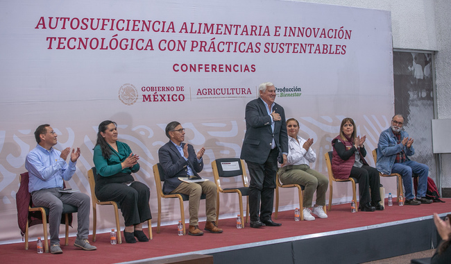 El subsecretario de Autosuficiencia Alimentaria, Víctor Suárez Carrera, reconoció la decisión que tomó el presidente Andrés Manuel López Obrador desde 2019, de rescatar a Petróleos Mexicanos (Pemex) y reactivar su planta productiva de fertilizantes.