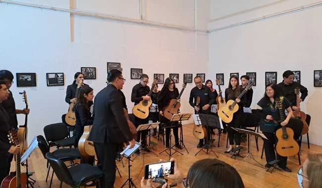 Los estudiantes fueron dirigidos por la maestra Laura Virginia Paz Sevilla, quien imparte las asignaturas de solfeo, guitarra, conjuntos instrumentales y apreciación de la música.