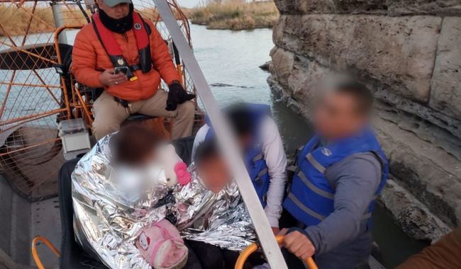 Rescata Grupo Beta a familia sobre rocas en el Río Bravo