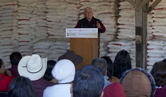 Que se avanza en la entrega del fertilizante en Guerrero, Oaxaca, Chiapas, Puebla, Morelos, Sinaloa y Estado de México, con el propósito de alcanzar a mediados del año la meta de distribución de un millón de toneladas para tres millones de hectáreas.