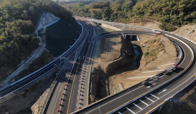 Una vez que concluyan los trabajos, la carretera contará con 45 puentes, 7 entronques, 3 túneles y 3 viaductos por donde circularán 6 mil vehículos diarios, con un tiempo de ahorro en su recorrido de entre 60 y 80 minutos.
