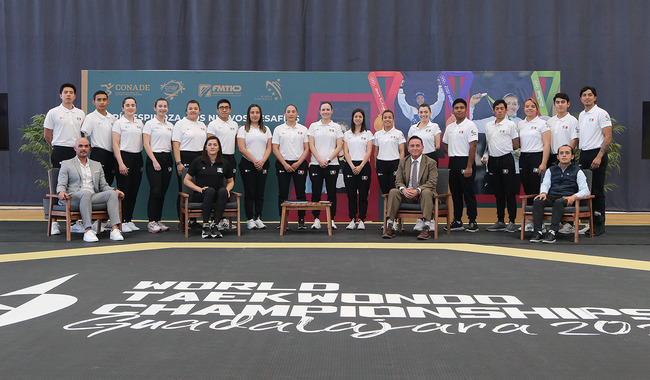 María del Rosario Espinoza en la fotografía oficial con la selección mexicana de para taekwondo y las autoridades del CNAR, la Federación de la especialidad y COPAME. CONADE