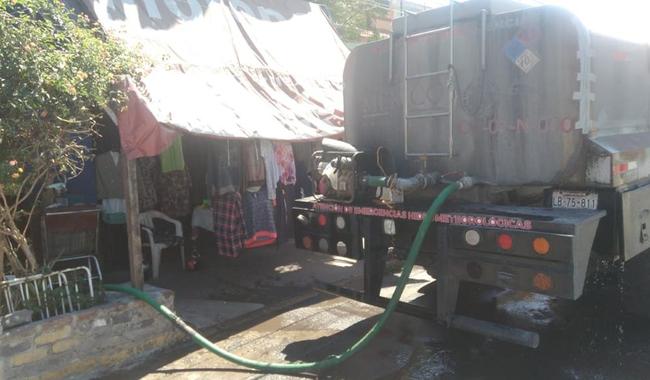 Carro tanque de Conagua suministrando agua potable a una vivienda