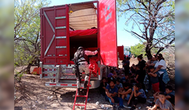 En Nuevo León, Guardia Nacional e INM rescatan 129
personas migrantes abandonadas en dos tractocamiones
