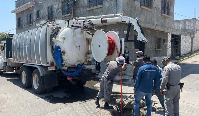 Elementos de las Brigadas PIAE desazolvan red de drenaje municipal, utilizando un camión especializado