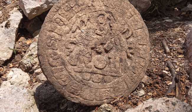 En la Zona Arqueológica de Chichén Itzá, arqueólogos descubrieron un marcador de piedra de Juego de Pelota en forma circular. 