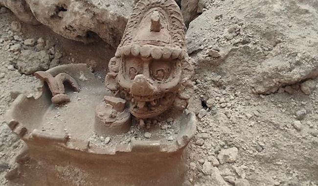 la representación de dicha deidad prehispánica se halló como parte de una urna, en cuyo cuerpo muestra el rostro de una deidad, posiblemente, solar, y en la tapa, la cabeza del dios K’awiil