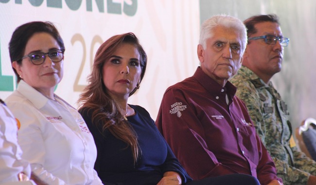 Foto del diretor de Conagua, Germán Martínez Santoyo  junto a los titulares de Ptotección Civil y la Gobernadora de Quintana Roo.