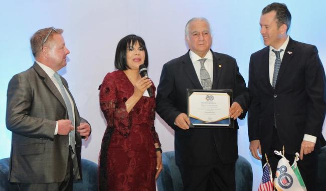 Acompañado de la vicepresidenta de American Society of Mexico, Patricia González, Rubin entregó un reconocimiento al secretario Miguel Torruco, por su trayectoria en el sector turístico, así como las acciones que lleva a cabo durante su gestión.