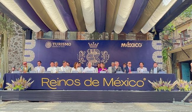 El secretario de Turismo, Miguel Torruco Marqués, encabezó la entrega a Val’Quirico del primer Distintivo Reinos de México, en un trabajo conjunto entre los tres órdenes de gobierno y el sector privado.