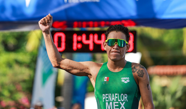 Aram Peñaflor, seleccionado de triatlón, celebra al cruzar la meta en Costa del Sol de Juegos Centroamericanos 2023. 