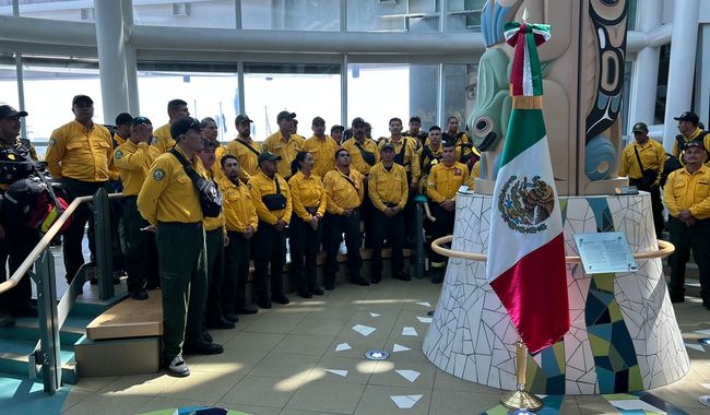 México envía  segundo contingente de combatientes de incendios forestales a Canadá