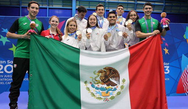 Equipo mexicano de bádminton en el cierre de actividades de su disciplino y con sus respectivas medallas de San Salvador. CONADE