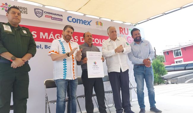 Miguel Torruco Marqués y el secretario de Turismo de Chihuahua, Edibray Gómez Gallegos, entregaron la actualización del nombramiento de Pueblo Mágico a Creel, y pusieron en marcha el programa Rutas Mágicas de Color.