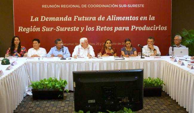 Villalobos Arámbula enfatizó que el Gobierno federal no bajará los brazos y seguirá trabajando para que el sector primario de la región –rezagado por décadas- alcance el mismo nivel de desarrollo que presenta en el centro y norte del país.
