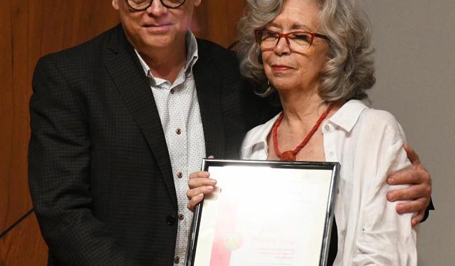 La escritora, actriz, directora y titiritera Lourdes Pérez Gay agradeció el reconocimiento por sus 50 años trabajando en y para la escena mexicana y rememoró parte de su vida dedicada al teatro.
