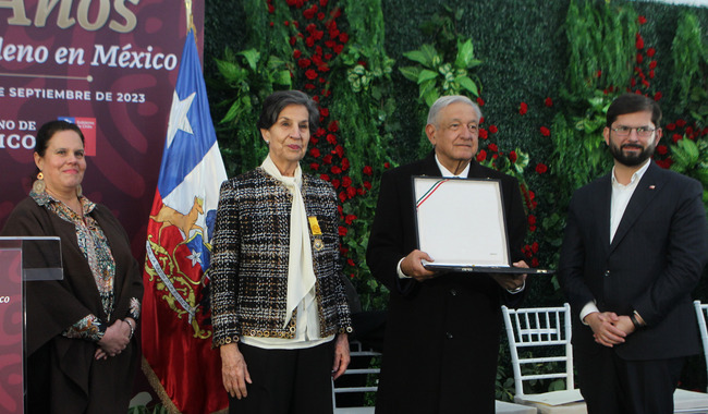 En Santiago de Chile, presidente López Obrador conmemora 50 años del exilio en México