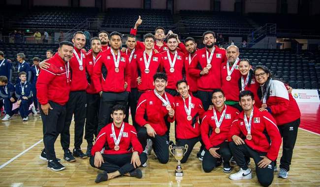 La selección mexicana varonil de voleibol de sala recibe la medalla de bronce en el Final Six de la Confederación de Norteamérica, Centroamérica y el Caribe de Voleibol (NORCECA).
Cortesía: Paul Swanson