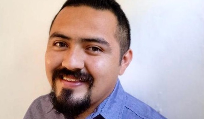 El escritor y hablante de la lengua maayatꞋaan (maya) James Assir Sarao Cauich ganó la edición 2023 del Premio de Literaturas Indígenas de América (PLIA), por su obra de ensayo literario La estética narrativa del Tsikbal.