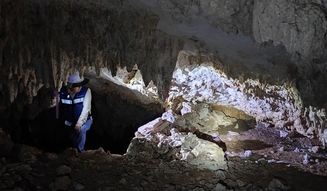 Esta formación natural, se ubica en el Tramo 5 del Tren Maya, al interior del Corredor Ecoarqueológico Paamul II, el cual se pone en valor gracias a la Secretaría de Cultura del Gobierno de México, mediante el Programa de Mejoramiento de Zonas Arqueológ