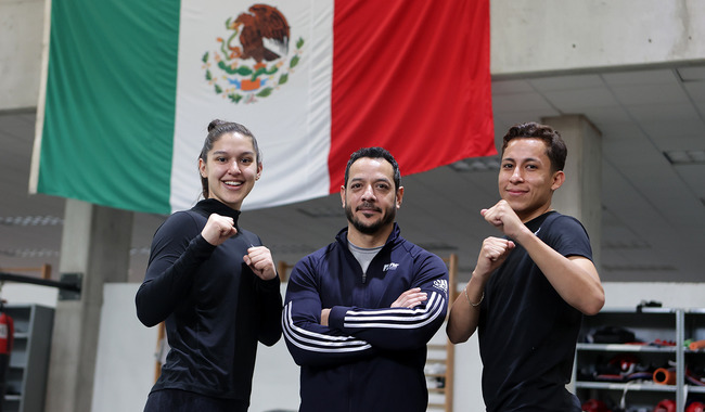 Taekwondoínes Leslie Soltero García y Brandon Plaza Hernández, acompañados del entrenador nacional David Davis. CONADE
