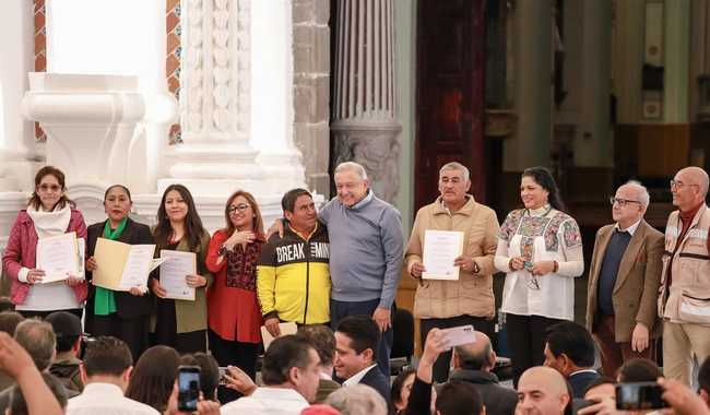 En dos eventos por separado, el Gobierno de México entregó certificados de conclusión de obras de distintos inmuebles en Puebla y Tlaxcala. Foto. Edoardo Esparza Chavarría. 