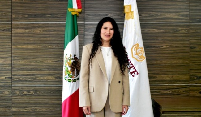 Bertha Alcalde nueva titular del Issste posando para la foto