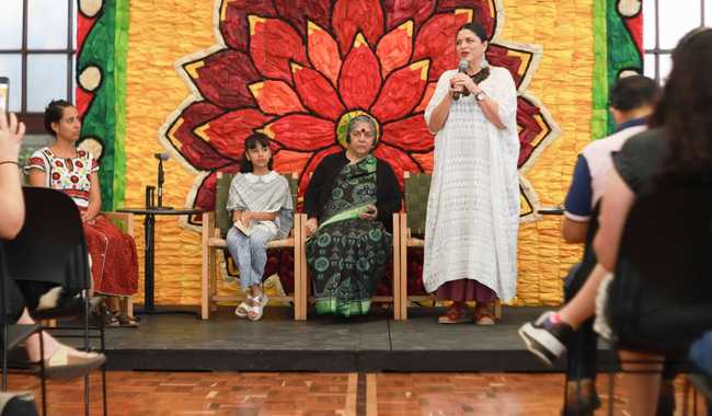 Vandana Shiva ha denunciado cómo los gobiernos y las corporaciones ejercen presión sobre marcos regulatorios y jurídicos para imponer sus mercancías como única opción para atender las necesidades alimentarias del mundo.