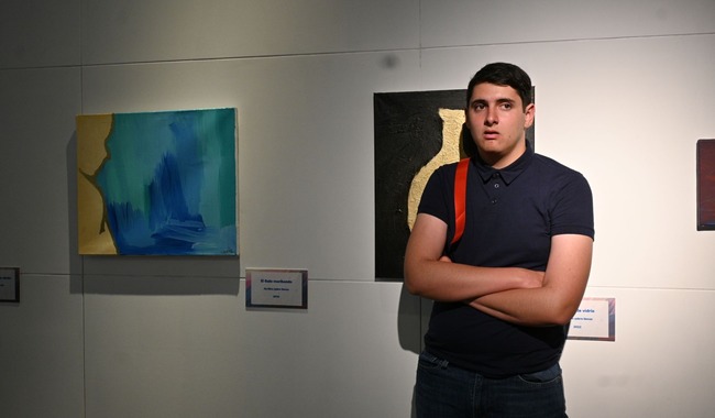 Lorenzo Sendra Galván, quien vive uno de los espectros más profundos del autismo, realizó su trabajo a partir de una visita a las salas del MNCM, tras lo cual emprendió una interpretación propia de algunas piezas en exhibición.