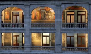 Imagen de murales dentro del edificio de la Secretaría de Educación Pública