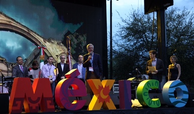 El Subsecretario, Carlos Pérez Verdía, acompañado del Cónsul, Carlos González Gutiérrez, inauguró la “Casa México”