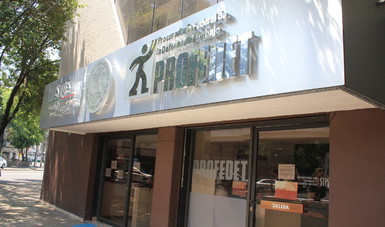 Fachada de unas oficinas de la PROFEDET, con el logotipo en la parte superior y en las puertas de cristal.