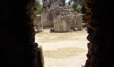El título documenta la relación existente entre los rituales mayas, las edificaciones y los cenotes.