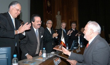 Reconocimiento al Dr. Héctor Fernández Varela.
