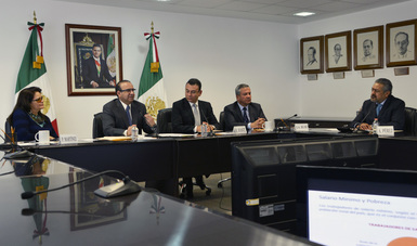 El Secretario del Trabajo en una mesa acompañado por los tres subsecretarios y el Director de Comunicación Social 