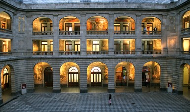 Edificio de la Secretaría de Educación Pública de noche.