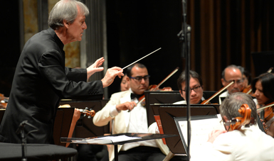 La Orquesta Sinfónica de México inició su presentación en la Sala Principal del coloso de mármol con la Sinfonía n° 31 en re mayor KV 297 (300ª) París.