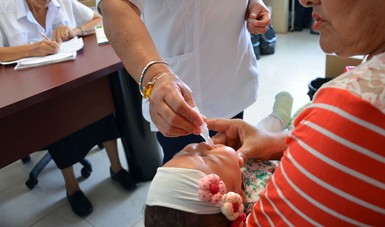 Vacunando a una niña.