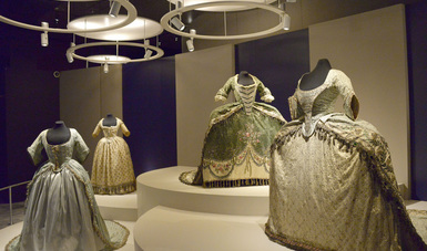 La muestra reúne vestidos, trajes, zapatos, abanicos y accesorios de los siglos XVIII a la primera mitad del siglo XX