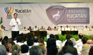 El Secretario de Gobernación, Miguel Ángel Osorio Chong, durante la toma de protesta de los integrantes de la Red Escudo Yucatán, realizado en la ciudad de Mérida, Yucatán.