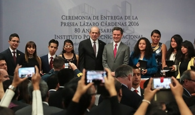 Asiste a la entrega de la Presea Lázaro Cárdenas 2016, en el 80 aniversario del instituto