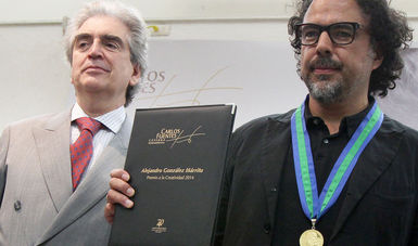 El presidente del Conaculta, Rafael Tovar y de Teresa, hizo entrega de la distinción a los dos cineastas