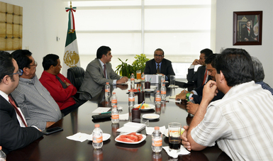 El Secretario Navarrete Prida, en reunión con los representantes del Sindicato Minero. Él al fondo de la mesa escuchándolos.