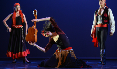 La coreografía puesta conjunta elementos teatrales, dancísticos y musicales para rendir homenaje a la obra de Miguel de Cervantes