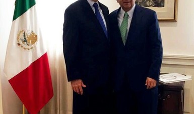El Secretario del Trabajo de México y el Embajador de México en EU de frente en la foto.
