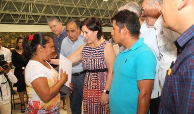 Titular de la SEDATU entregando certificados y títulos de propiedad a pobladores del municipio de Chilpancingo, Guerrero.