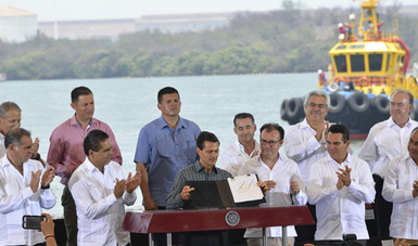 El presidente Enrique Peña Nieto, acompañado del Secretario de Hacienda y Crédito Público, Luis Videgaray, así como del Director General de Banobras, Abraham Zamora, y diferentes funcionarios y gobernadores del país.