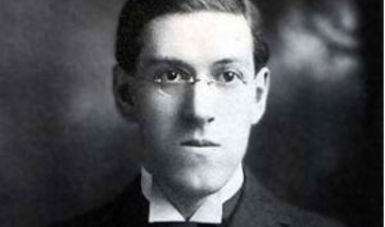 En el aniversario 124 del nacimiento del escritor estadounidense Howard Phillips Lovecraft, se le recuerda a través de una entrevista al cineasta de culto Juan López Moctezuma, realizada a principios de los años noventa