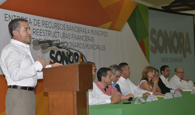 En la imagen se observa al Director General de Banobras,  Abraham Zamora, durante su gira de trabajo por Sonora