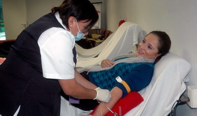 Mujer donando sangre.